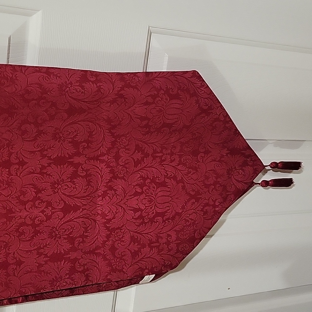 W-C Designs Table Runner/ Pre-Owned - Picture 13 of 16